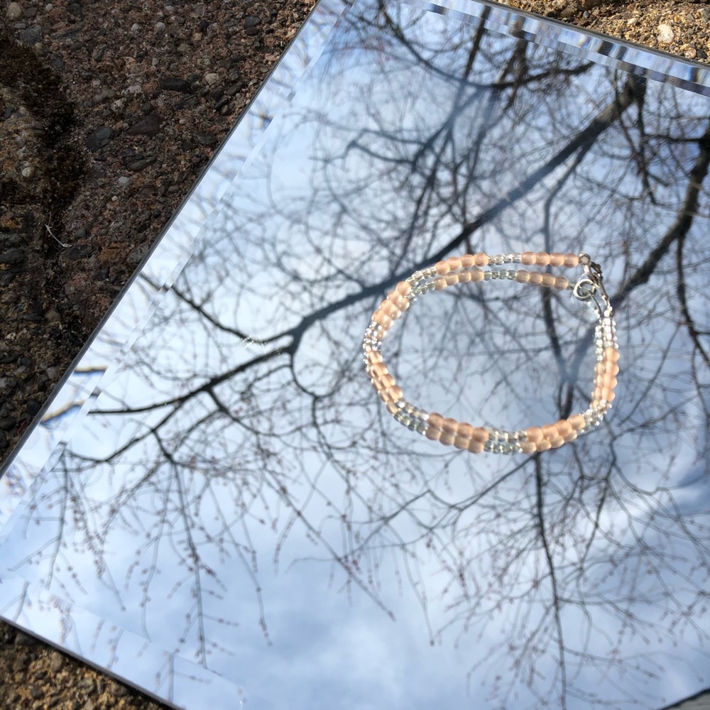 Small handmade bracelet [peach & white]
